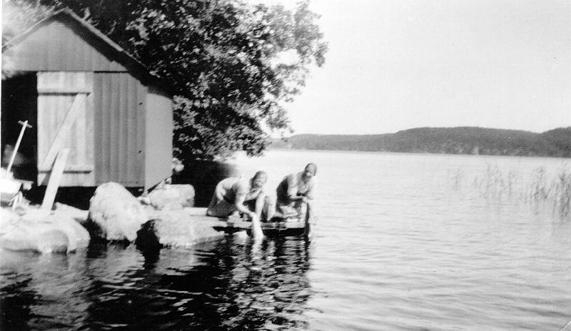 496.JPG - 1931Slumsystrarna från Frälsningsarmén tvättar alla barnens kläder vid Sjön Gröen.