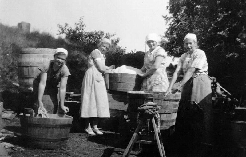 497.JPG - 1930-taletSlumsystrarna från Frälsningsarmén tvättar alla barnens kläder vid Sjön Gröen