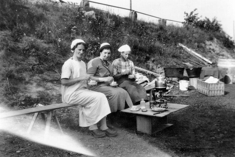 498.JPG - 1930-taletSlumsystrarna från Frälsningsarmén tar en kaffepaus under tvätten av alla barnens kläder vid Sjön Gröen. 