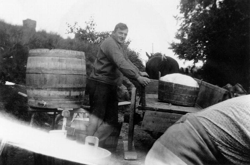 499.JPG - 1930-taletSlumsystrarna från Frälsningsarmén tvättar alla barnens kläder vid Sjön Gröen. Se bild 508.  Bror Olausson hämtar den rena tvätten.